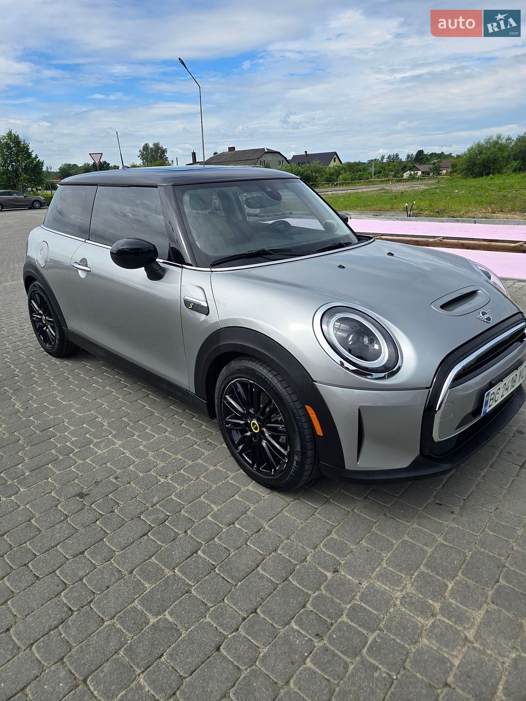 Mini Cooper 2023 VIN WMW13DJ09R2V40611 фото оголошення 24 з 25