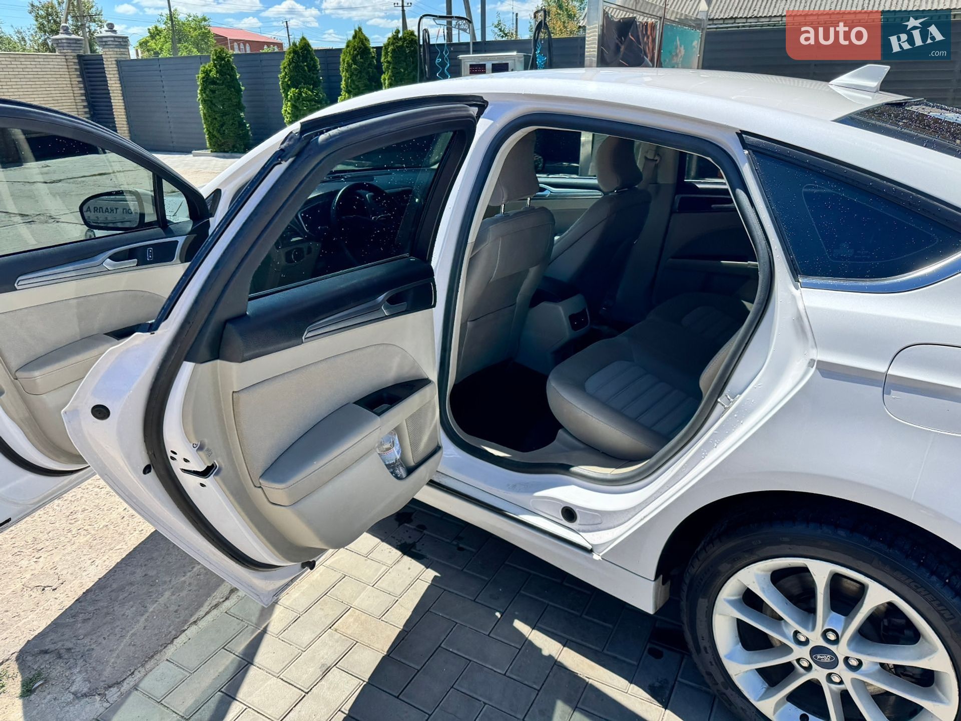 Ford Fusion 2019 VIN 3FA6P0LU3KR188610 фото оголошення 30 з 32