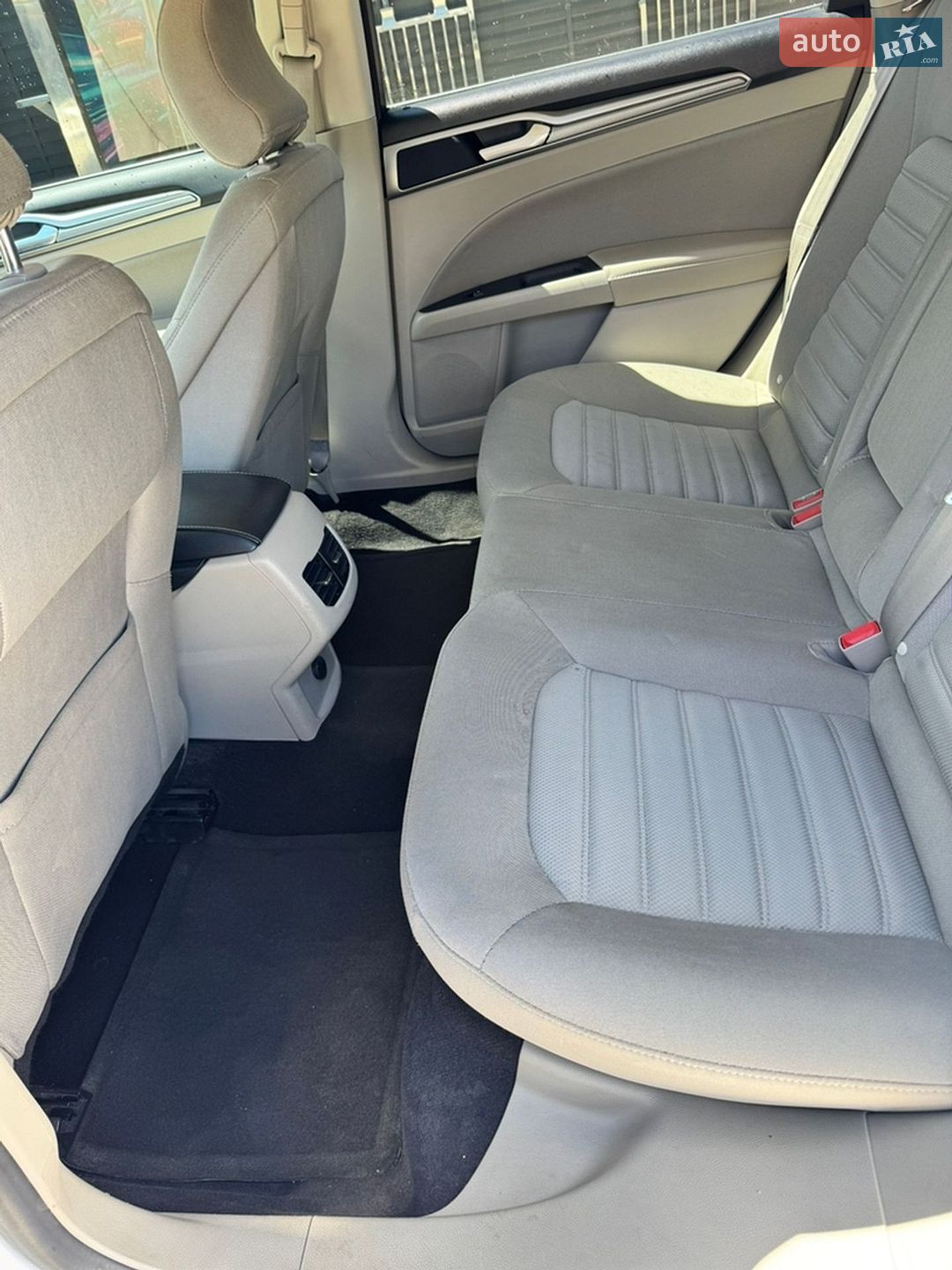 Ford Fusion 2019 VIN 3FA6P0LU3KR188610 фото оголошення 31 з 32