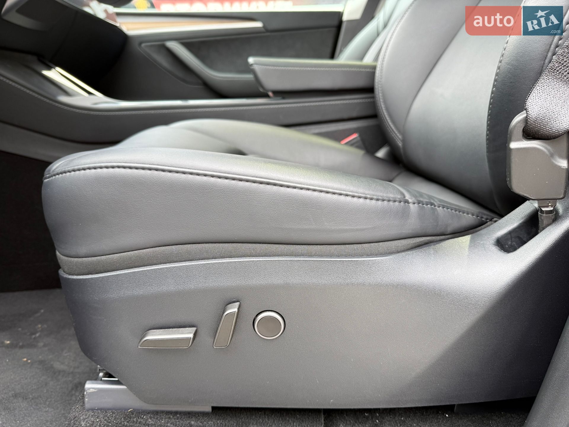 Tesla Model Y 2024 VIN 7SAYGDED3RF044013 фото оголошення 15 з 33