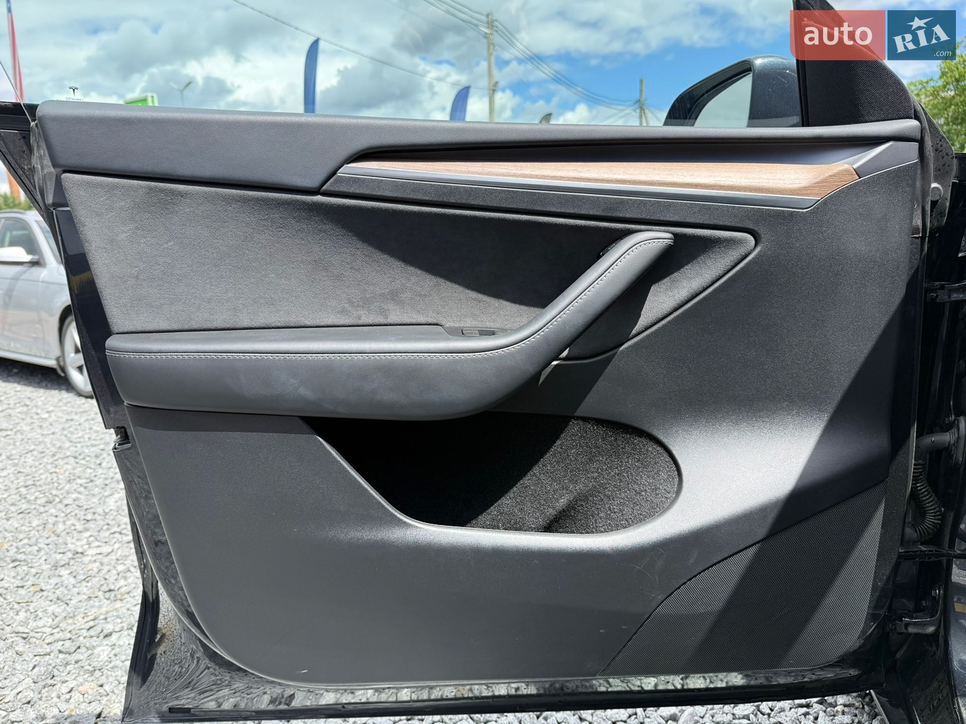 Tesla Model Y 2024 VIN 7SAYGDED3RF044013 фото оголошення 17 з 33