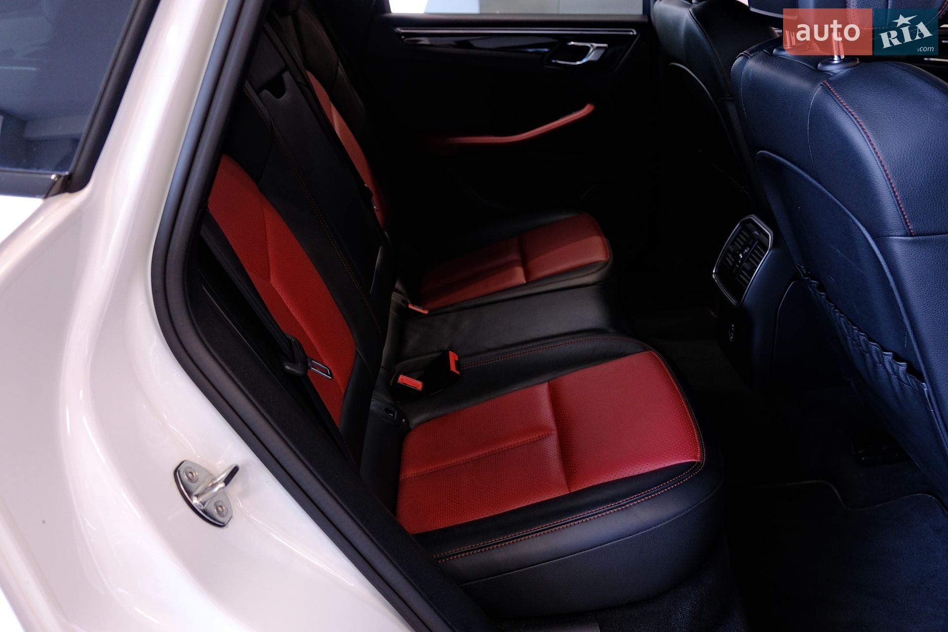 Porsche Macan 2019 VIN WP1AA2A53LLB01302 фото оголошення 35 з 44