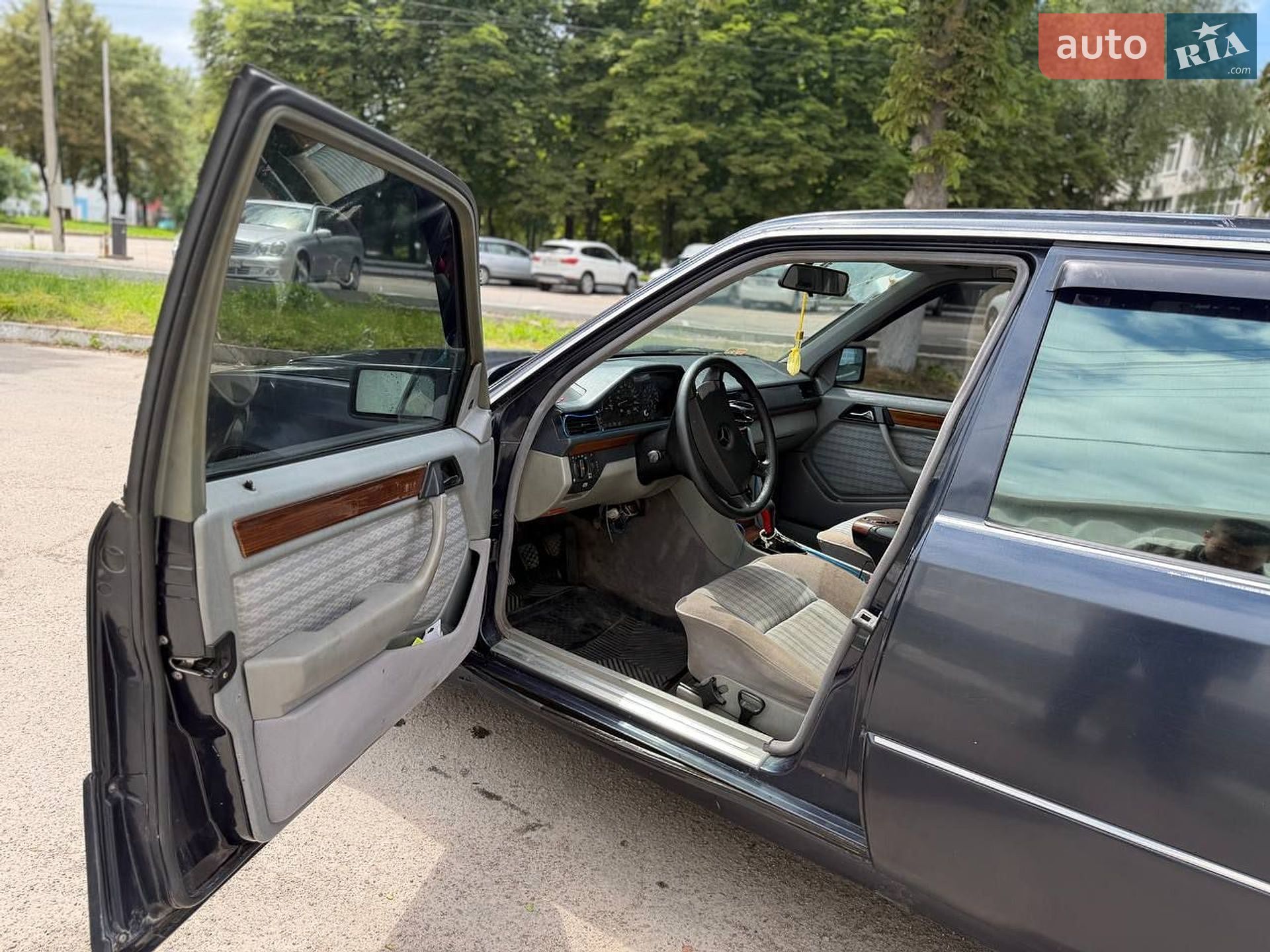 Mercedes-Benz E-Class 1992 VIN WDB1240231B518400 фото оголошення 7 з 12