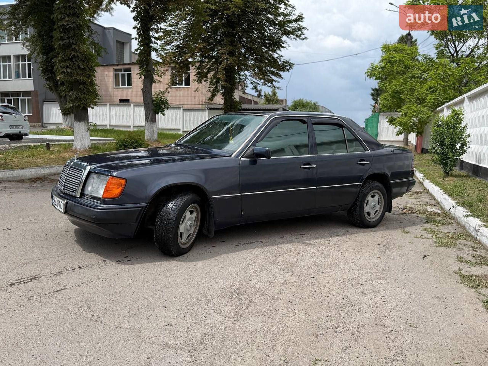 Mercedes-Benz E-Class 1992 VIN WDB1240231B518400 фото оголошення 3 з 12