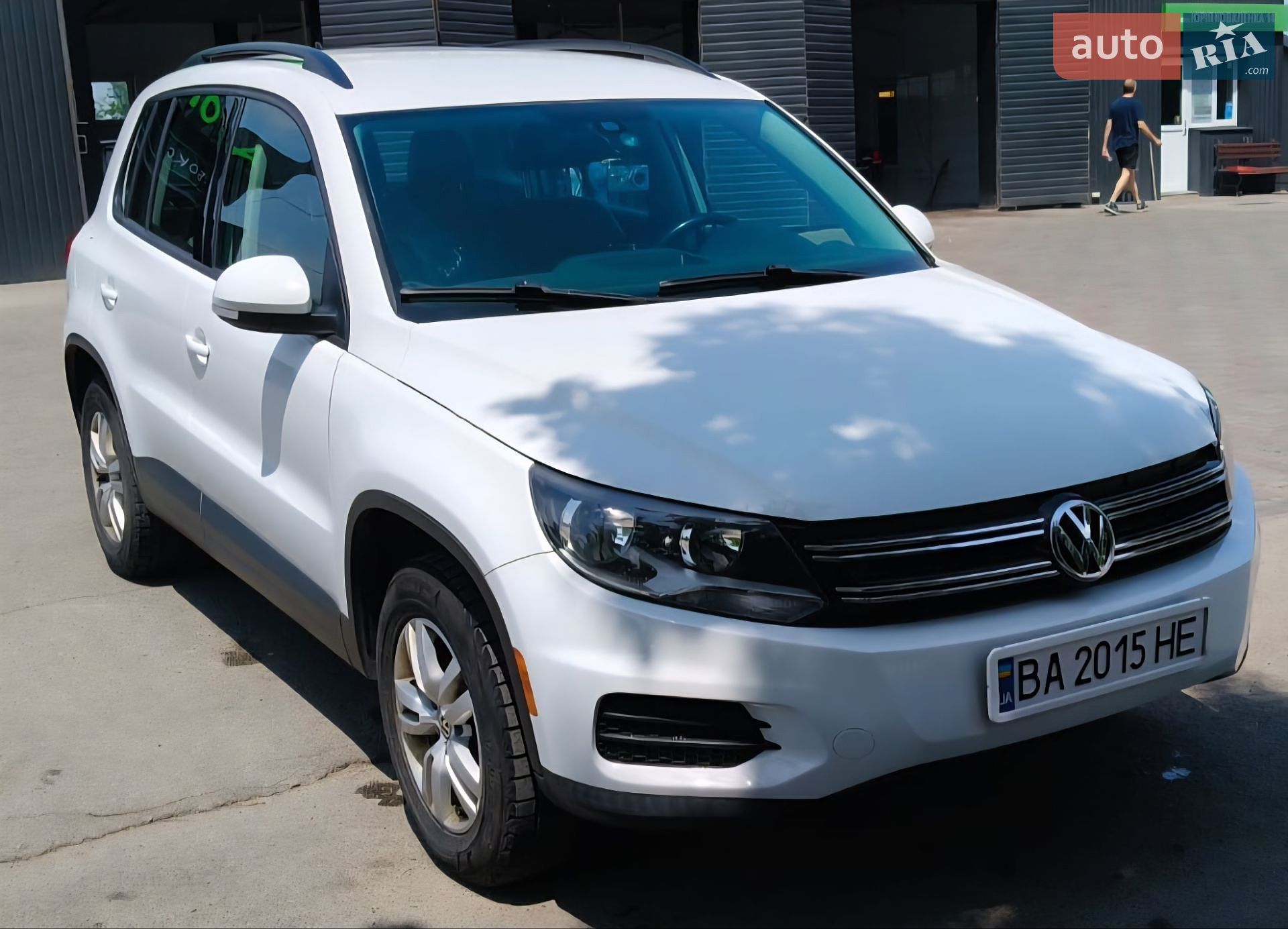 Volkswagen Tiguan 2016 VIN WVGAV7AX3HK013184 фото оголошення 2 з 12