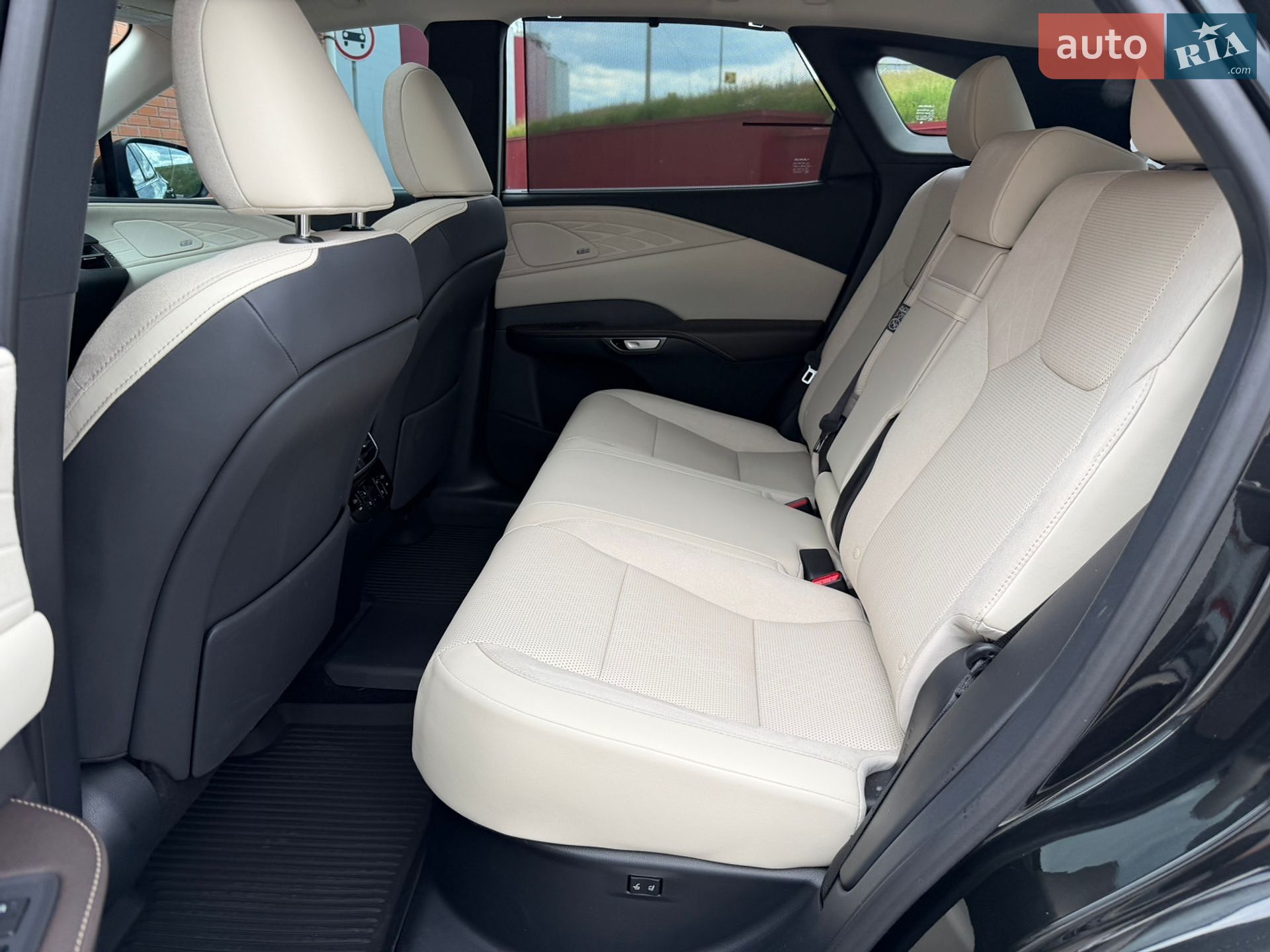 Lexus RX 2025 VIN JTJCJMGA5S2025450 фото оголошення 4 з 13