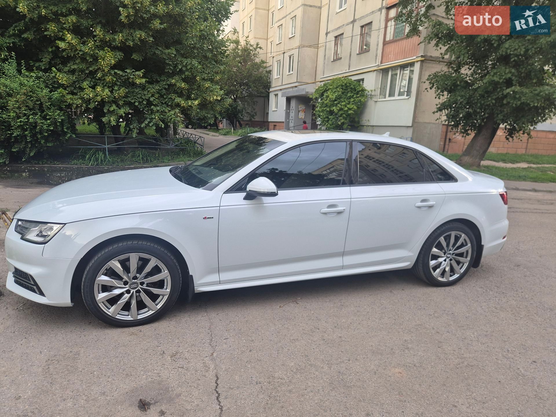 Audi A4 2017 VIN WAUKMAF4XJA041449 фото оголошення 3 з 8