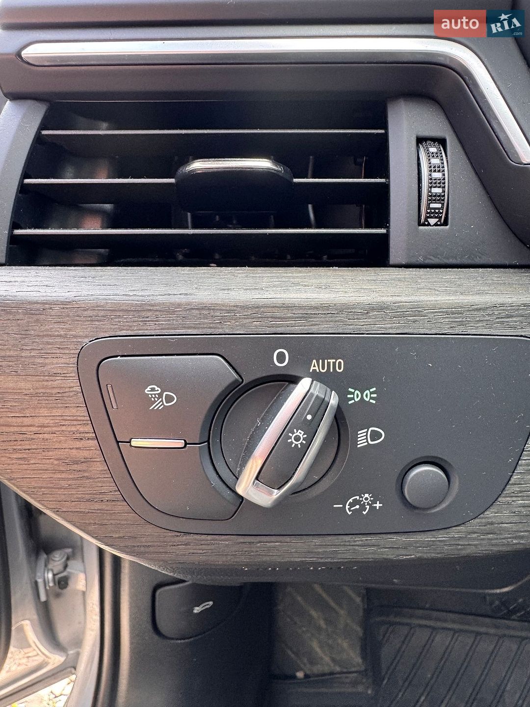 Audi A4 2019 VIN WAUGMAF45KA065763 фото оголошення 13 з 26