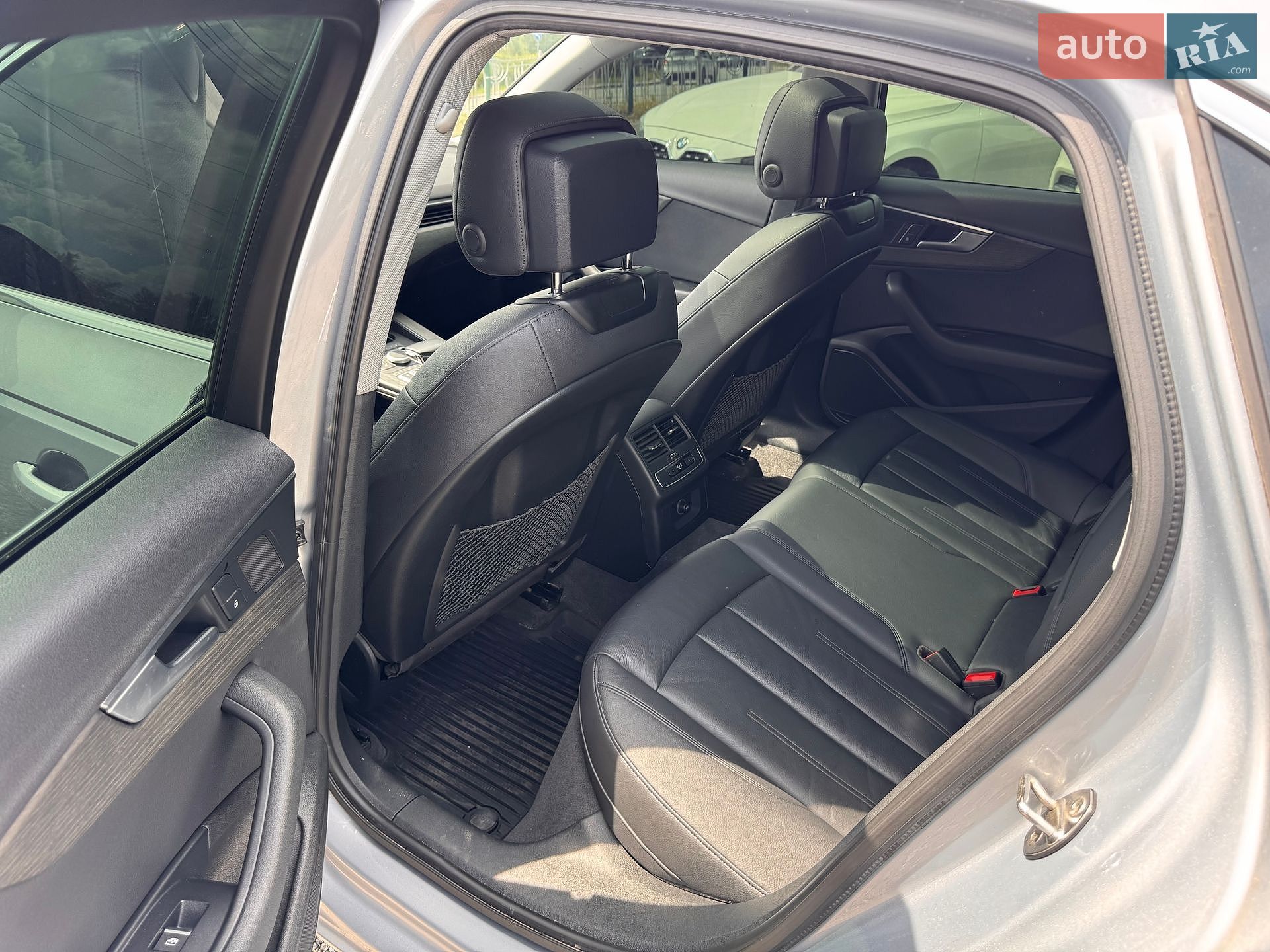 Audi A4 2019 VIN WAUGMAF45KA065763 фото оголошення 17 з 26
