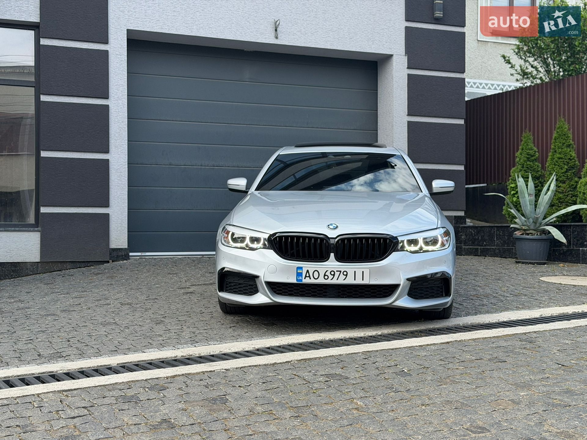 BMW 5 Series 2018 VIN WBAJA5C53KWW03558 фото оголошення 3 з 30