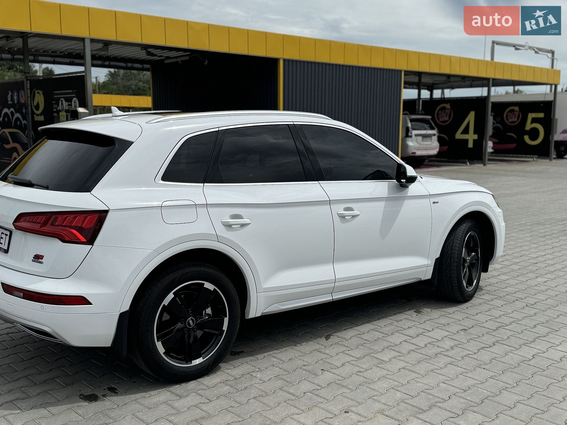 Audi Q5 2019 VIN WA1BNAFY7K2079343 фото оголошення 11 з 39