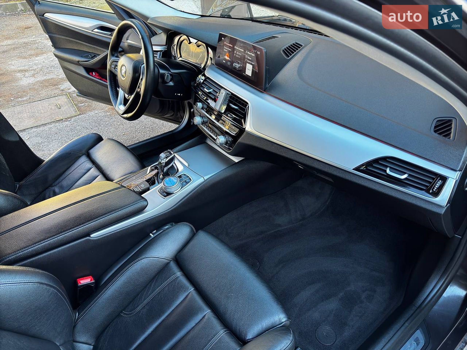 BMW 5 Series 2018 VIN WBAJM71060B268861 фото оголошення 12 з 54