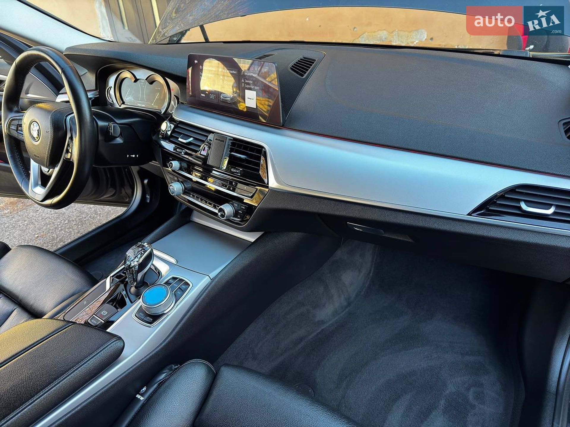 BMW 5 Series 2018 VIN WBAJM71060B268861 фото оголошення 13 з 54