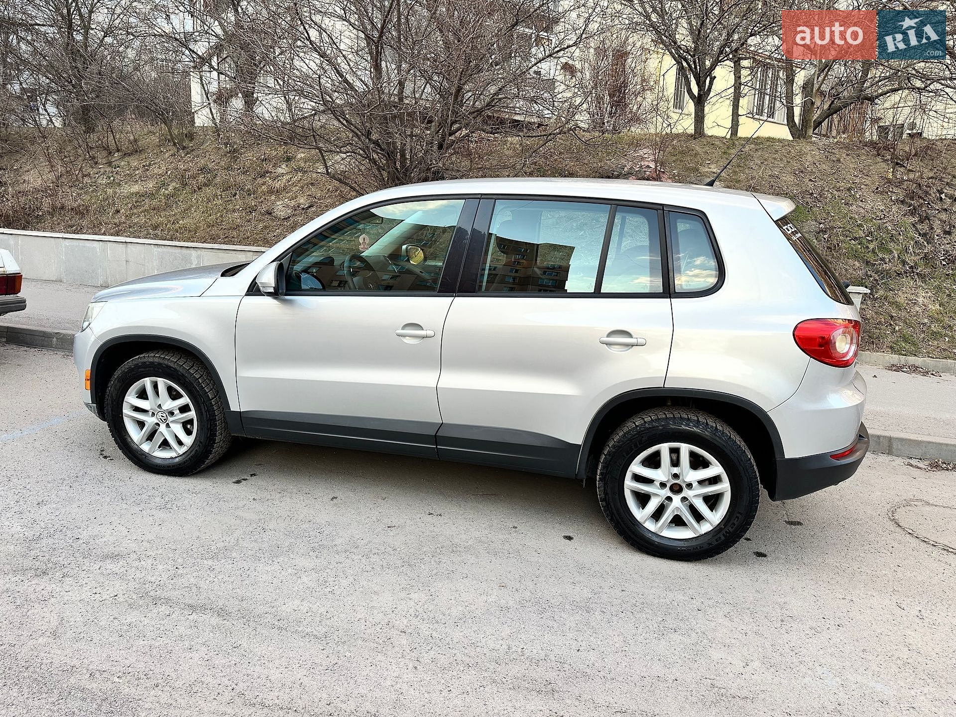 Volkswagen Tiguan 2010 VIN WVGBV7AX0BW506387 фото оголошення 2 з 12