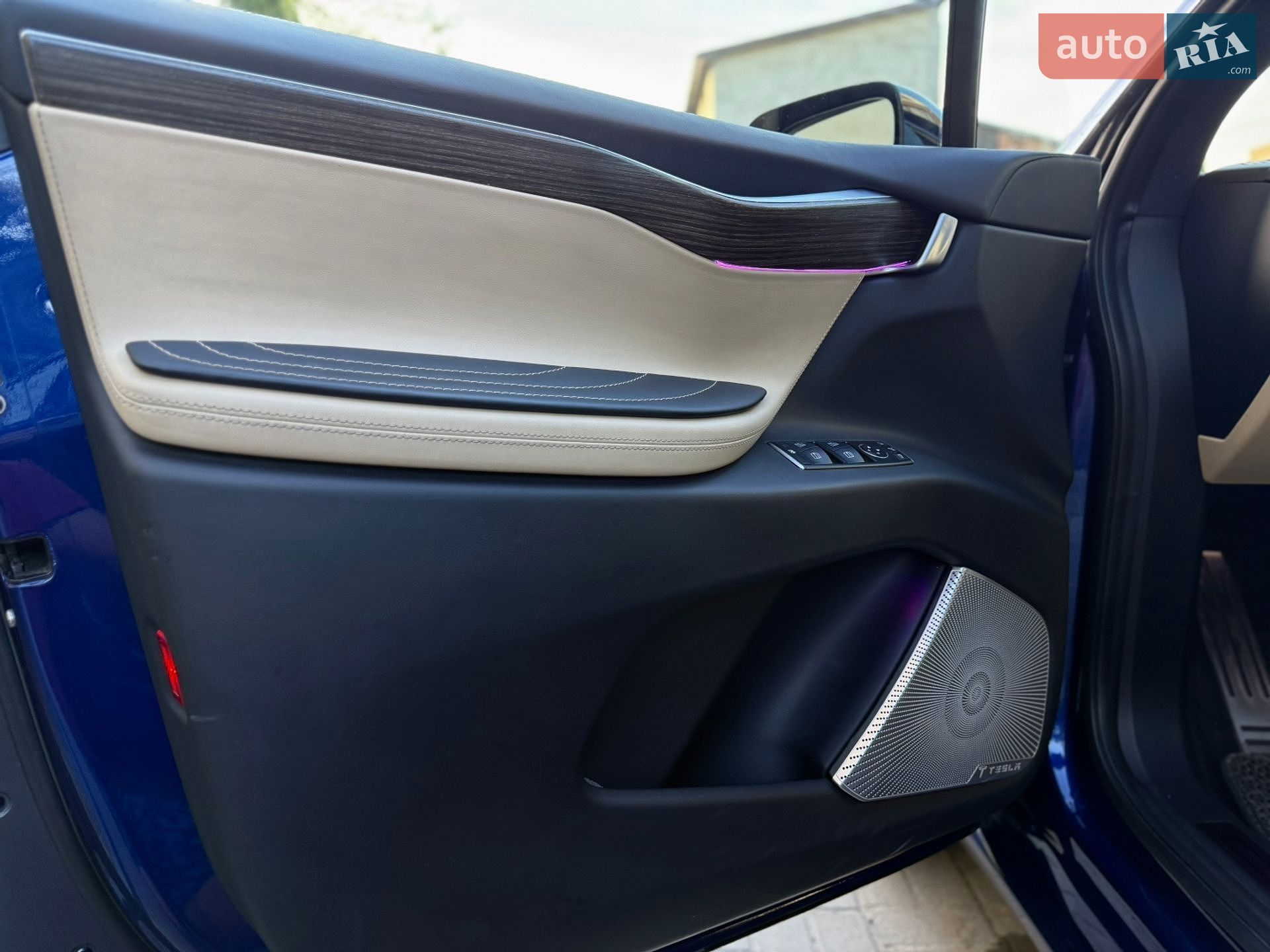 Tesla Model X 2016 VIN 5YJXCBE22GF002663 фото оголошення 27 з 45