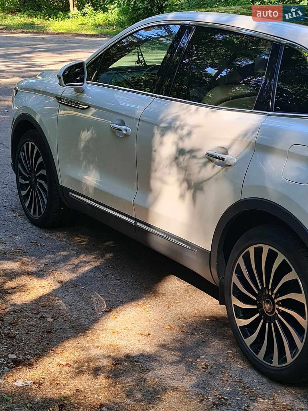 Lincoln Nautilus 2019 VIN 2LMPJ9JP2KBL32440 фото оголошення 12 з 18