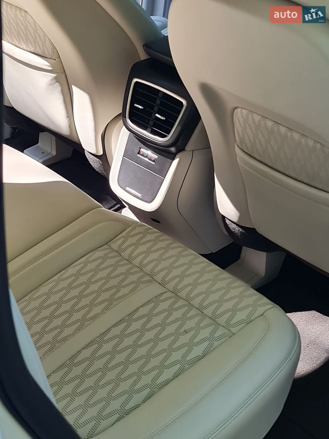 Lincoln Nautilus 2019 VIN 2LMPJ9JP2KBL32440 фото оголошення 16 з 18