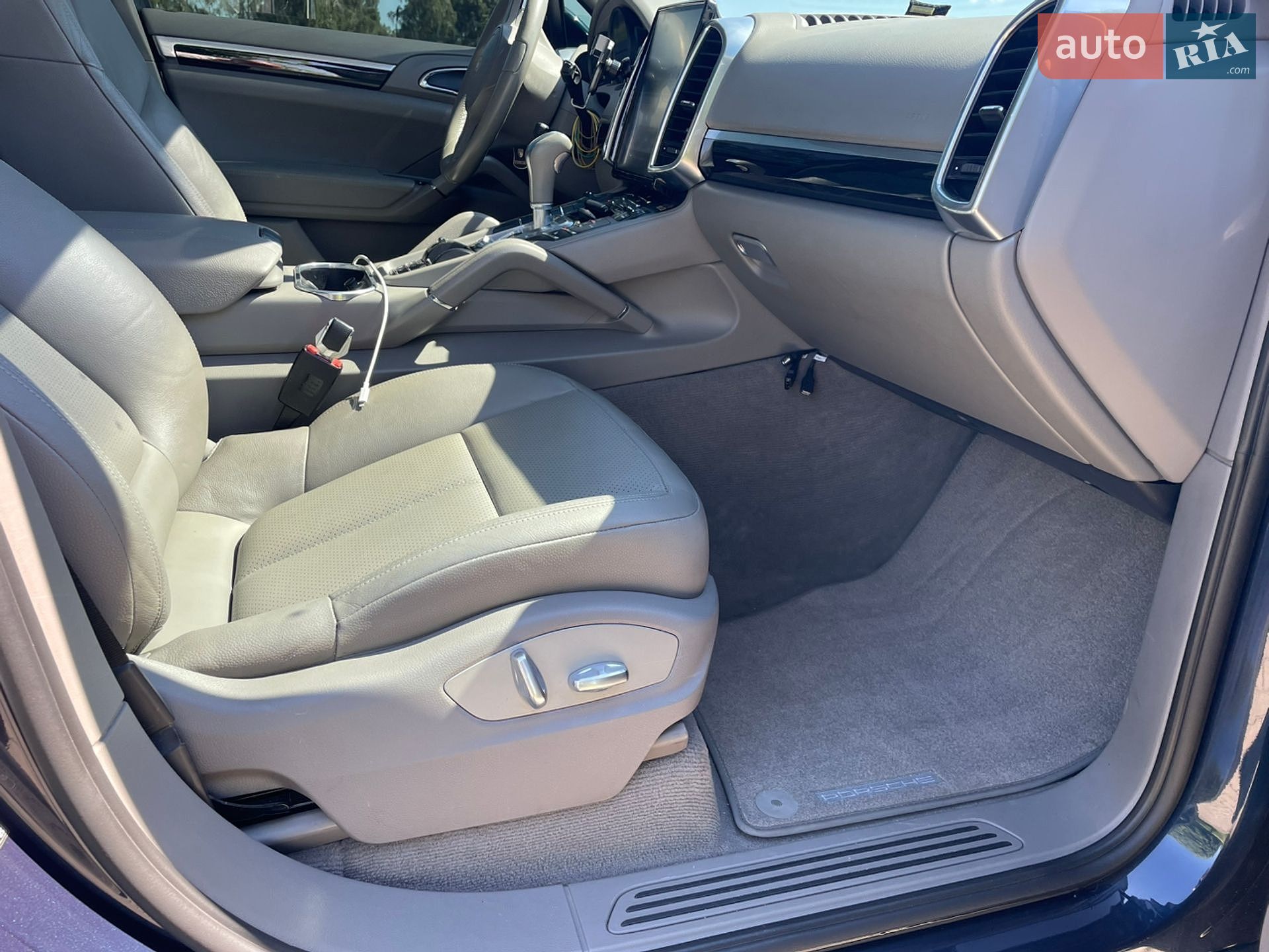 Porsche Cayenne 2011 VIN WP1AF2925CLA30034 фото оголошення 16 з 27