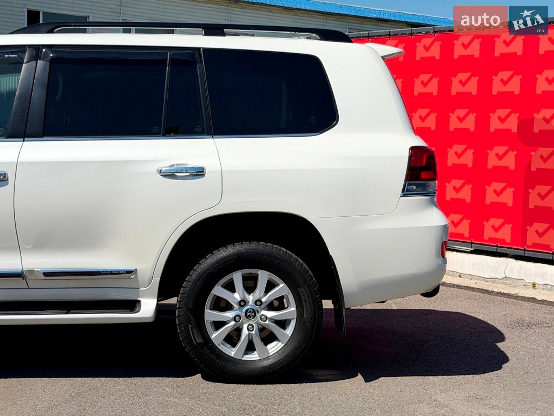 Toyota Land Cruiser 2021 VIN JTMCV05J804325651 фото оголошення 15 з 104