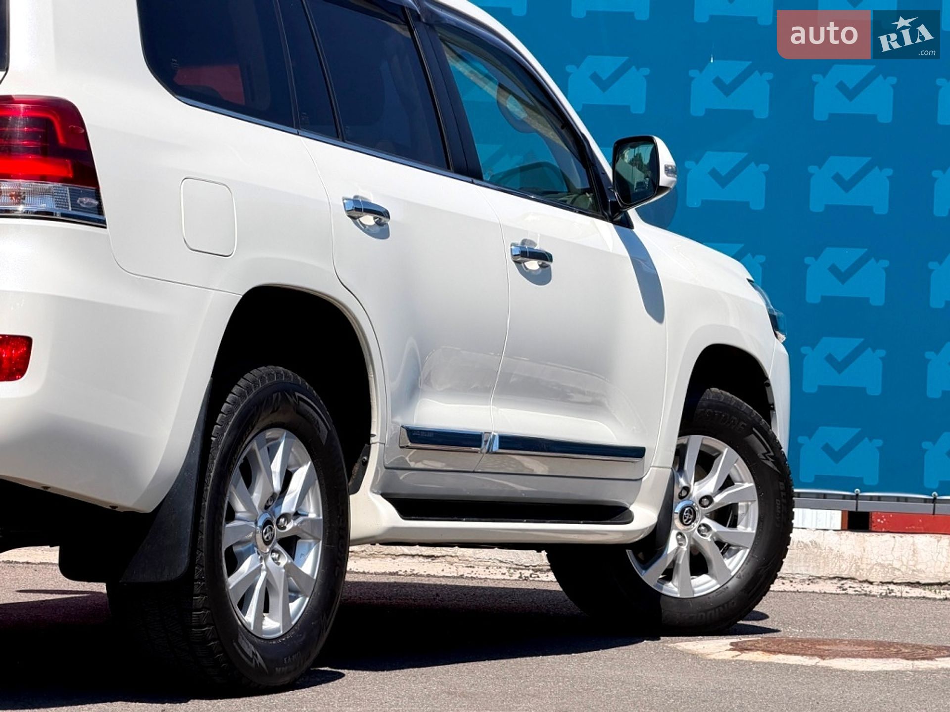 Toyota Land Cruiser 2021 VIN JTMCV05J804325651 фото оголошення 19 з 104