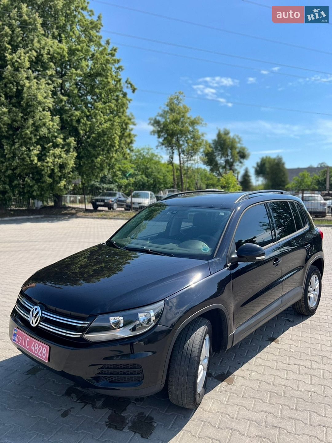 Volkswagen Tiguan 2017 VIN WVGAV7AX0HK001946 фото оголошення 2 з 16