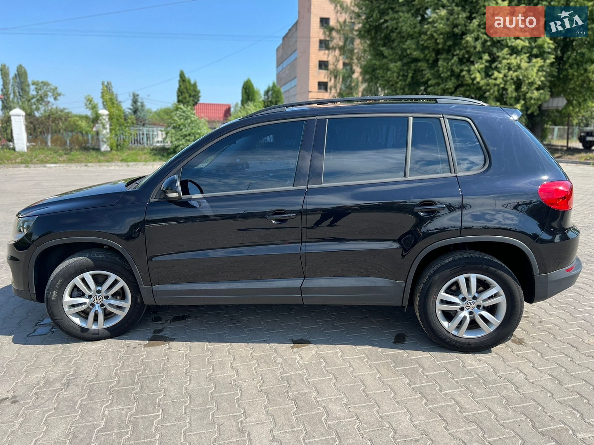 Volkswagen Tiguan 2017 VIN WVGAV7AX0HK001946 фото оголошення 3 з 16