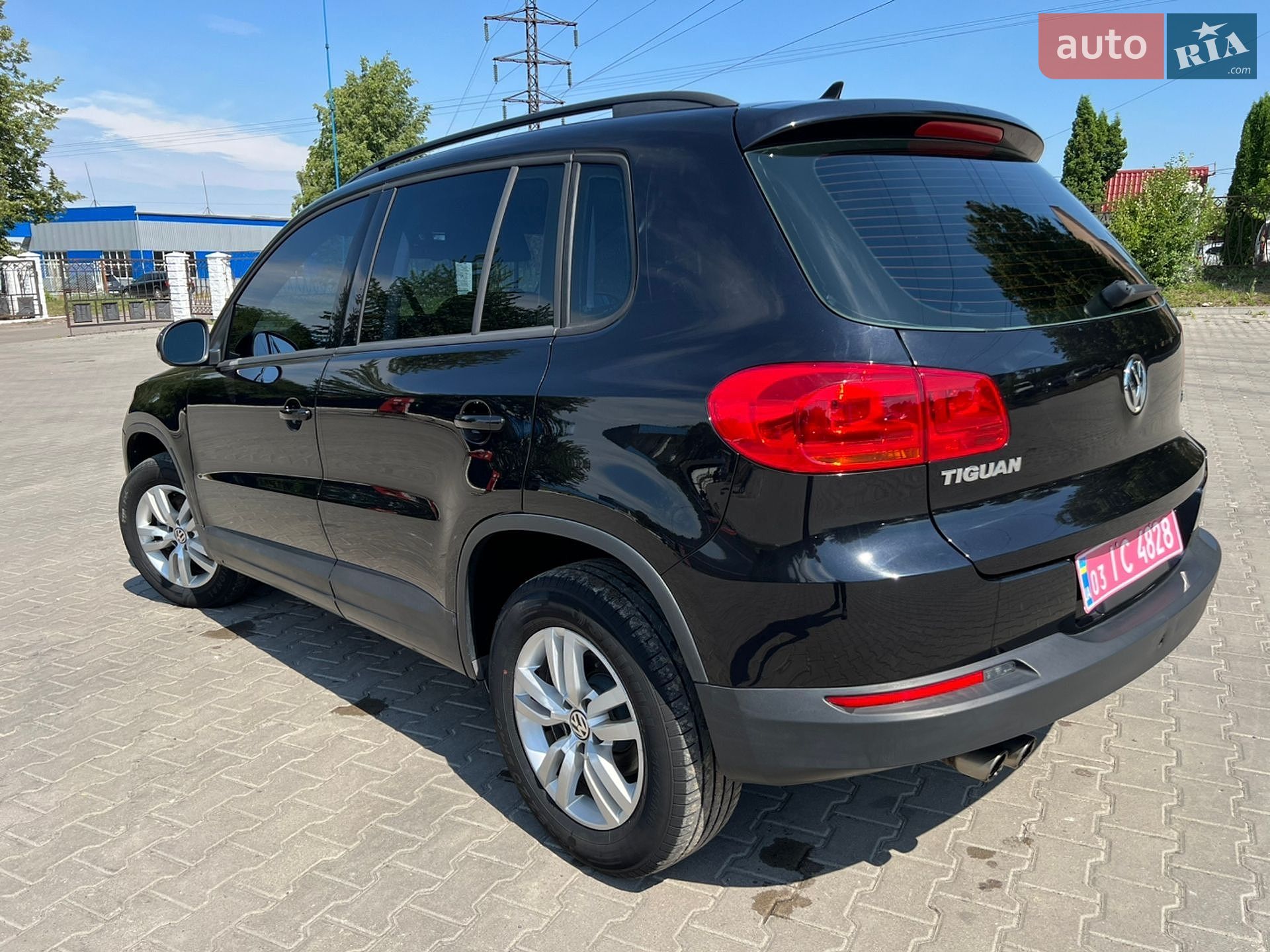Volkswagen Tiguan 2017 VIN WVGAV7AX0HK001946 фото оголошення 4 з 16