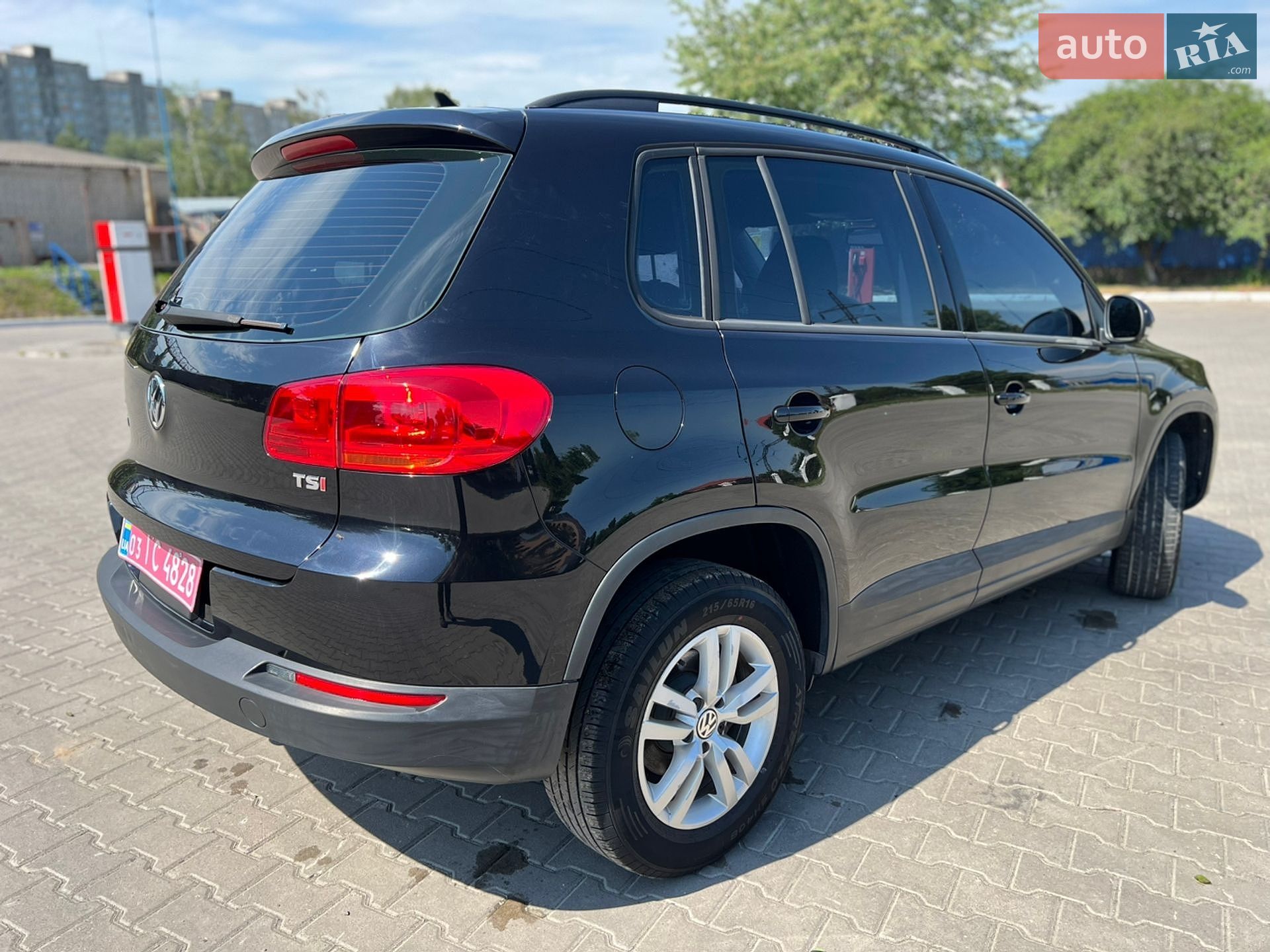 Volkswagen Tiguan 2017 VIN WVGAV7AX0HK001946 фото оголошення 6 з 16