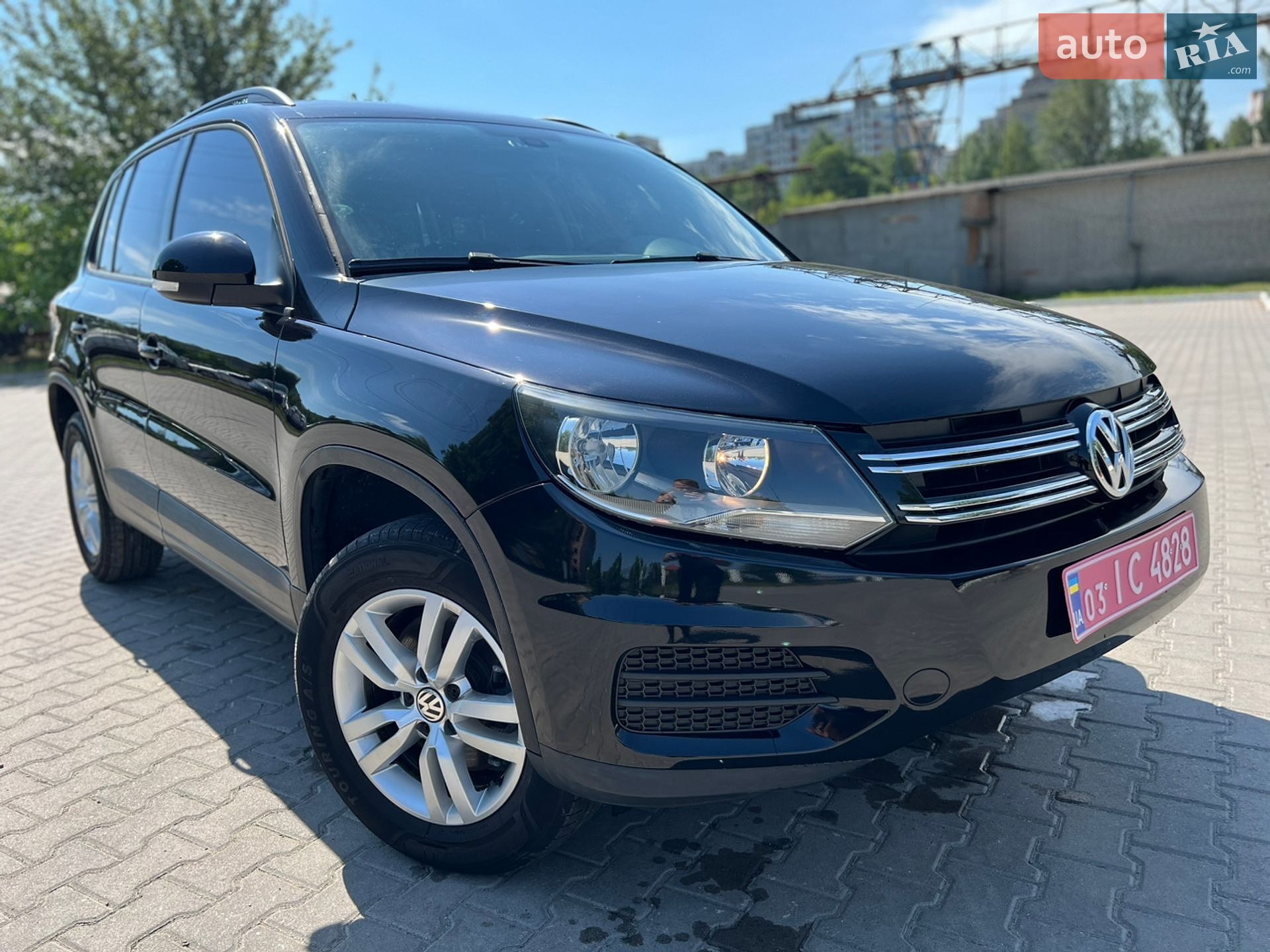 Volkswagen Tiguan 2017 VIN WVGAV7AX0HK001946 фото оголошення 8 з 16