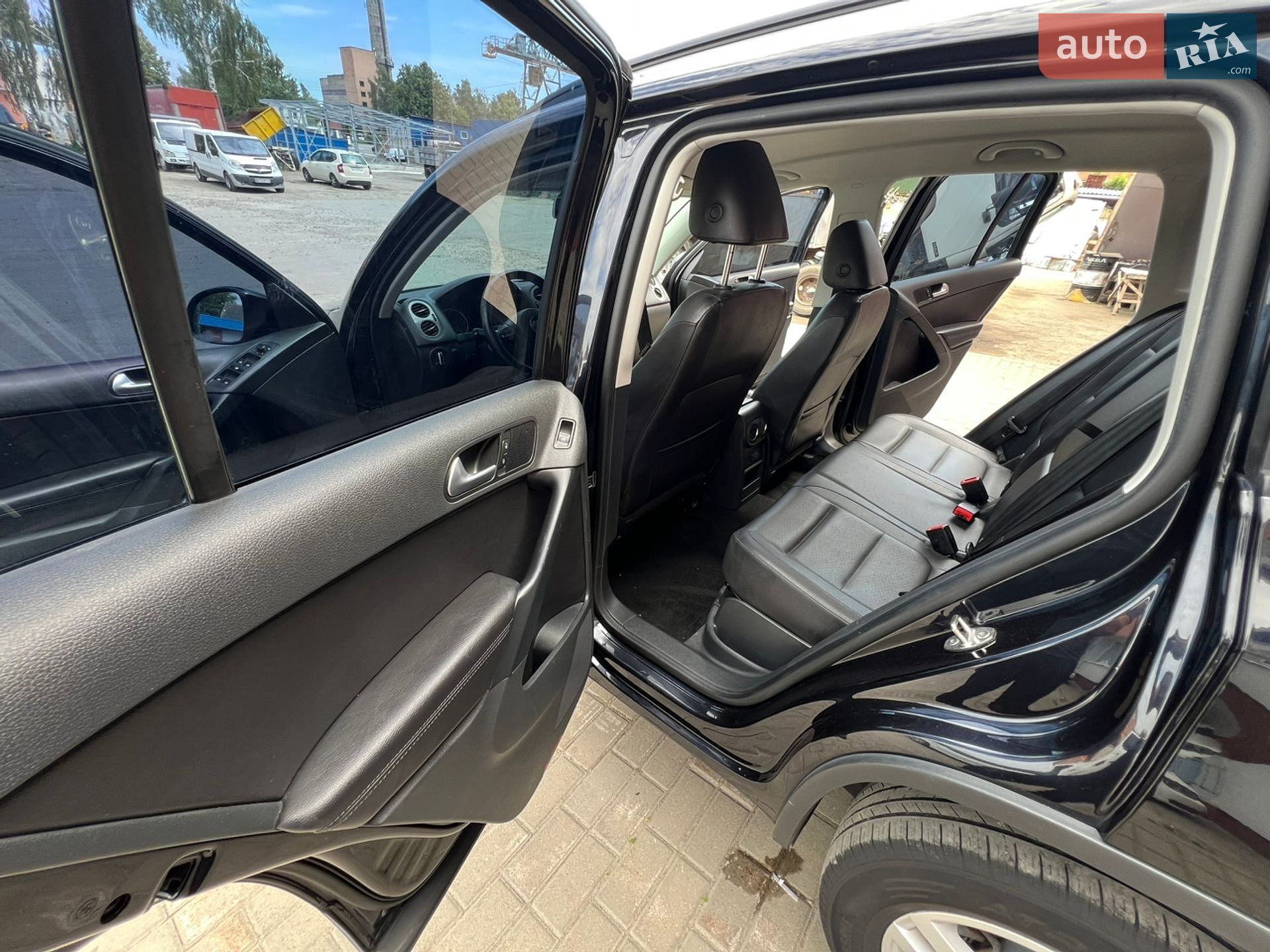 Volkswagen Tiguan 2017 VIN WVGAV7AX0HK001946 фото оголошення 12 з 16