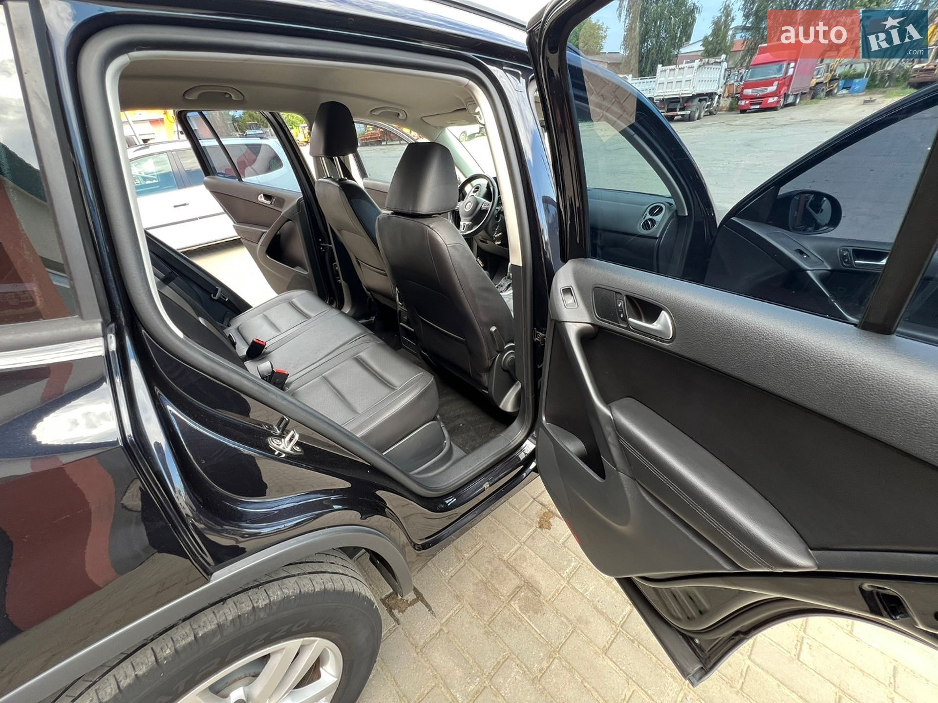 Volkswagen Tiguan 2017 VIN WVGAV7AX0HK001946 фото оголошення 14 з 16