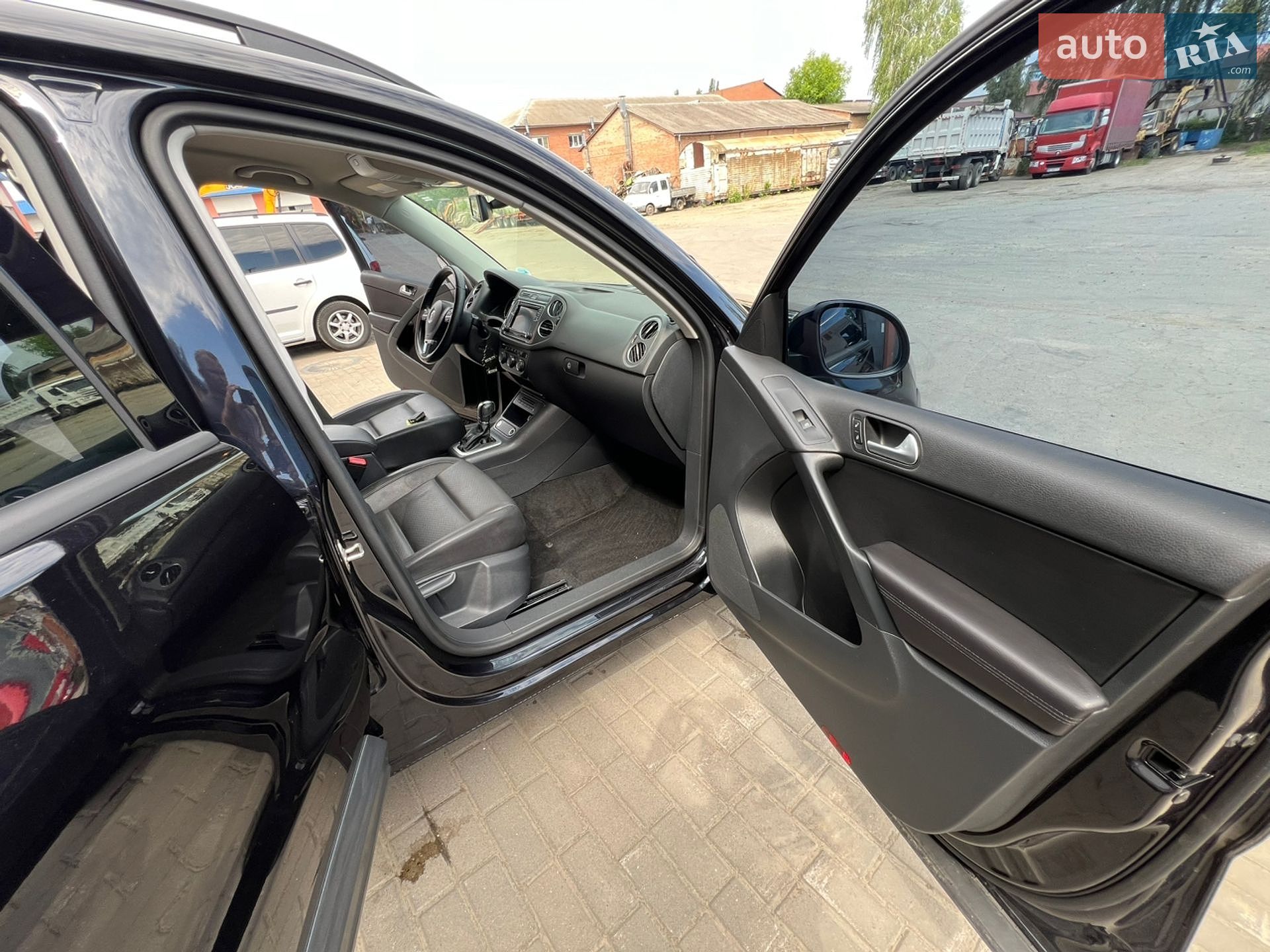 Volkswagen Tiguan 2017 VIN WVGAV7AX0HK001946 фото оголошення 15 з 16