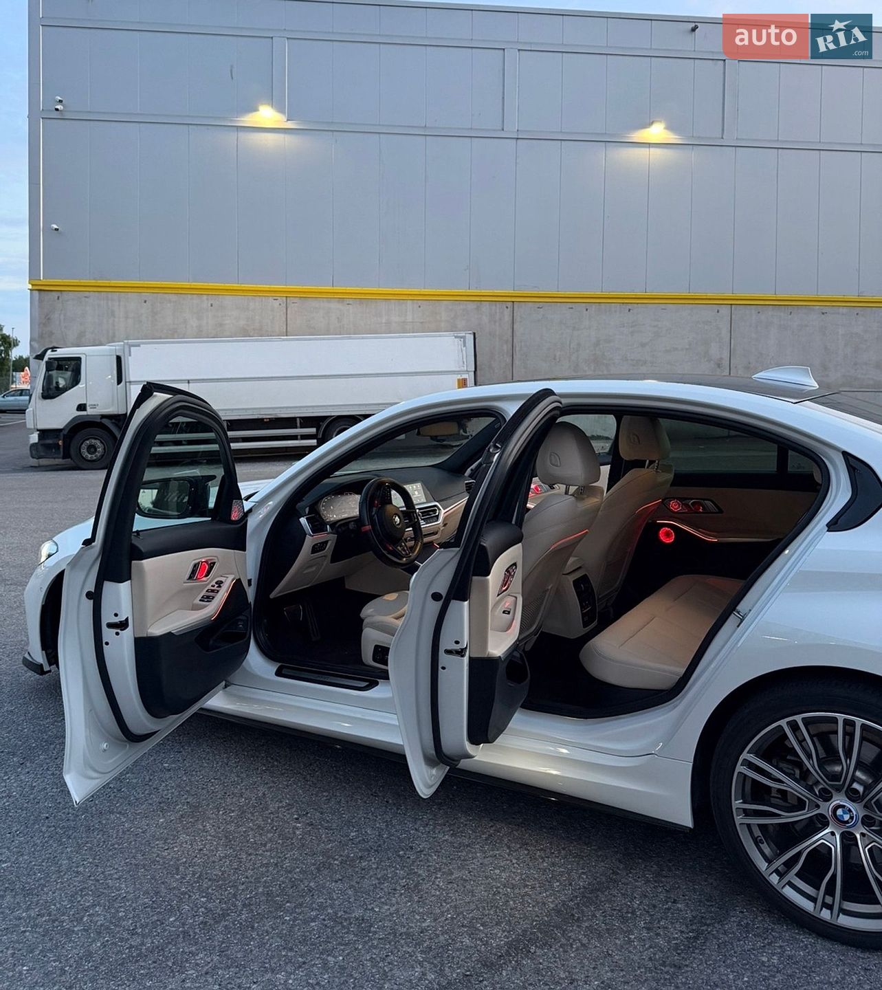 BMW 3 Series 2019 VIN 3MW5R1J58K8B01126 фото оголошення 13 з 19