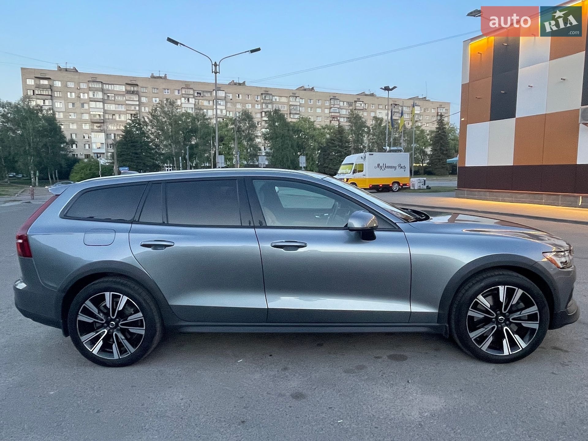 Volvo V60 Cross Country 2019 VIN YV4102WKXL1040896 фото оголошення 2 з 30