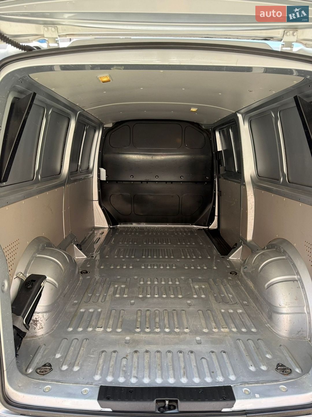Volkswagen Transporter 2016 VIN WV1ZZZ7HZHH048956 фото оголошення 28 з 35