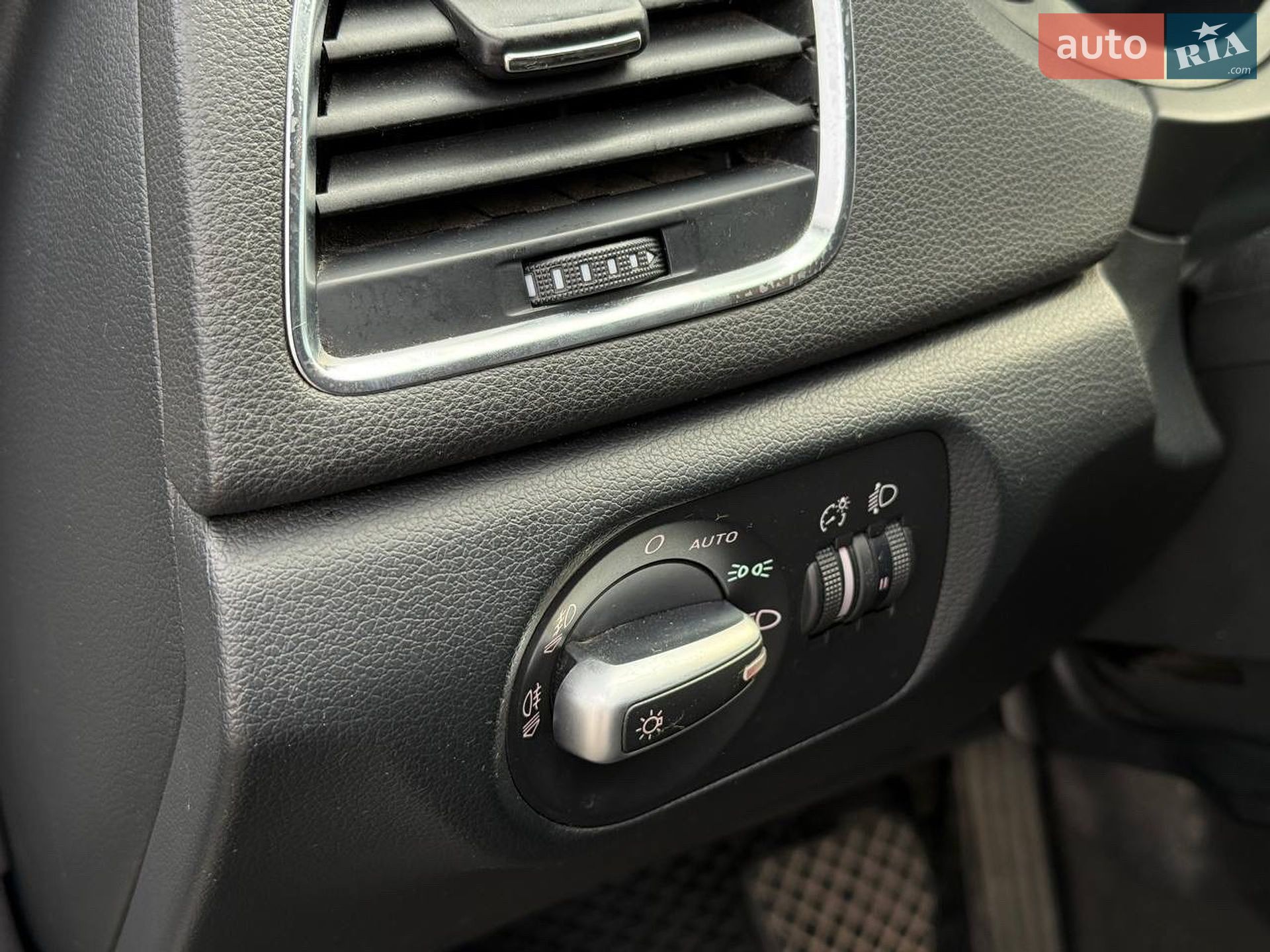 Audi Q3 2013 VIN WAUZZZ8U1DR022984 фото оголошення 10 з 27
