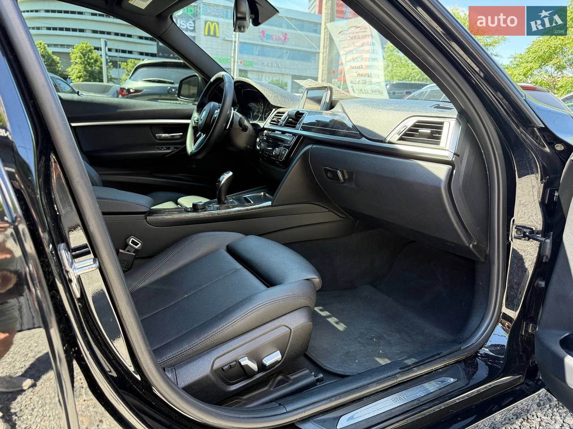 BMW 3 Series 2015 VIN WBA8E3C52GK502727 фото оголошення 17 з 19