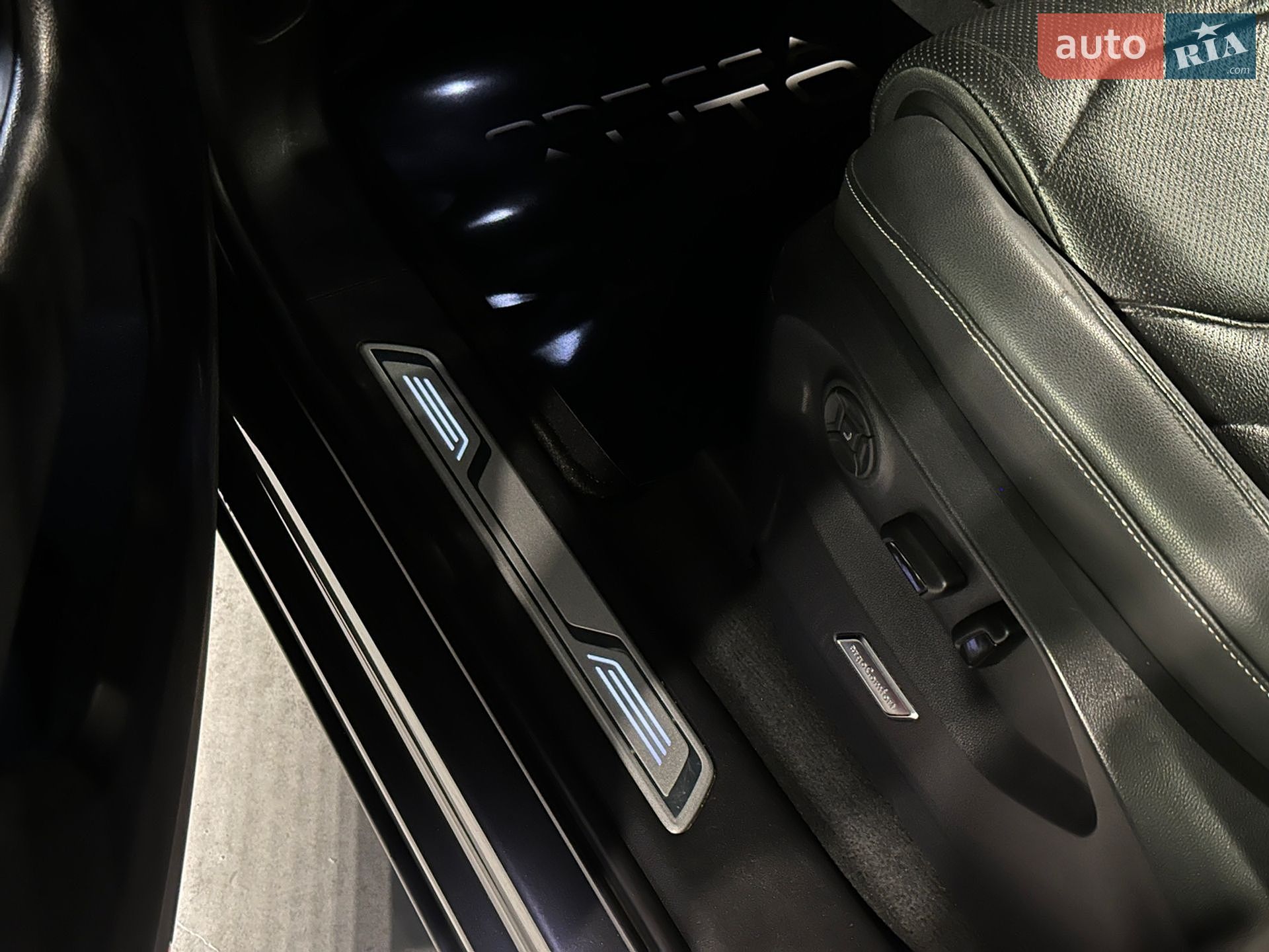 Volkswagen Touareg 2019 VIN WVGZZZCRZKD026854 фото оголошення 17 з 32