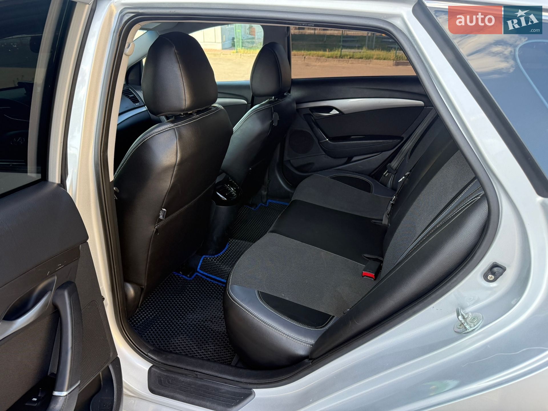 Hyundai i40 2013 VIN KMHLB81UADU063631 фото оголошення 32 з 50