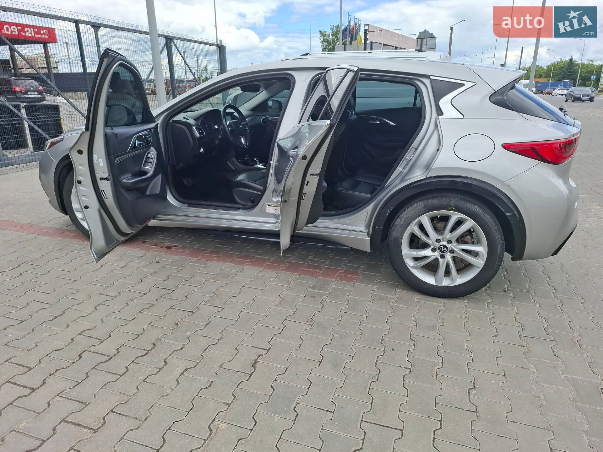 Infiniti QX30 2017 VIN SJKCH5CP8JA056305 фото оголошення 11 з 12