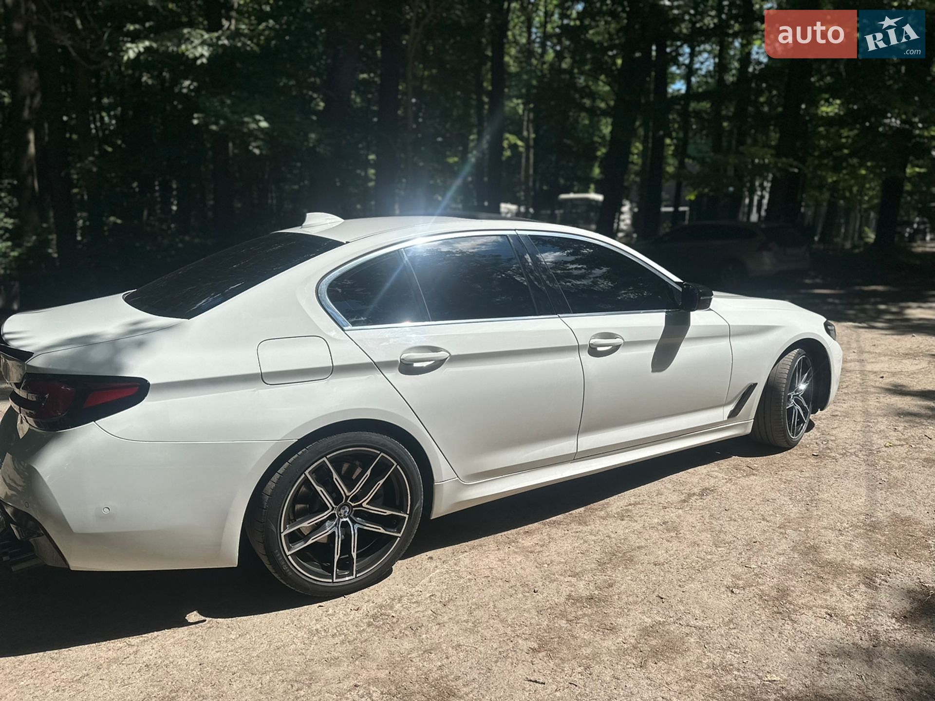 BMW 5 Series 2018 VIN WBAJA9C5XKB253974 фото оголошення 3 з 33