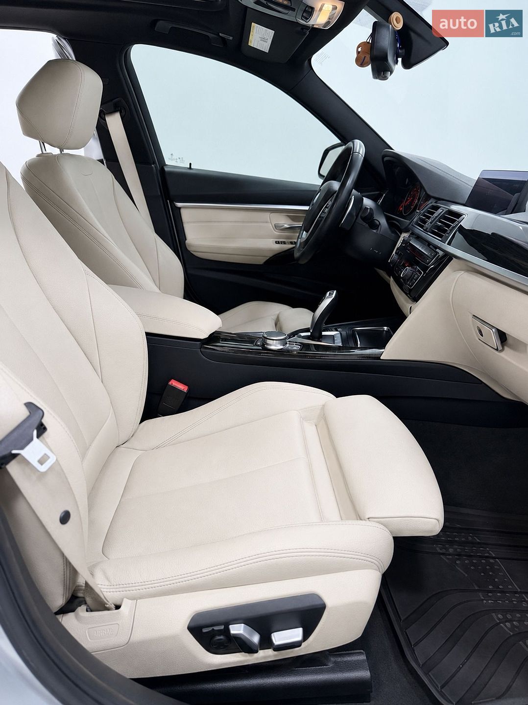 BMW 3 Series 2018 VIN WBA8E1C52JA758643 фото оголошення 28 з 35
