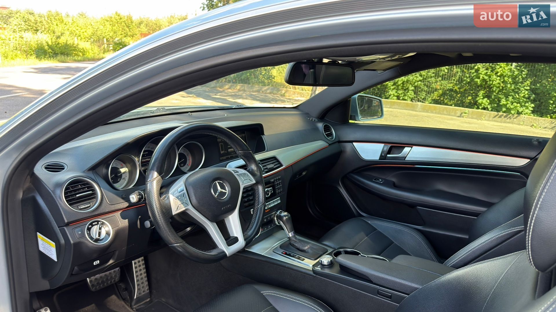 Mercedes-Benz C-Class 2012 VIN WDDGJ4HB3DG055327 фото оголошення 12 з 32