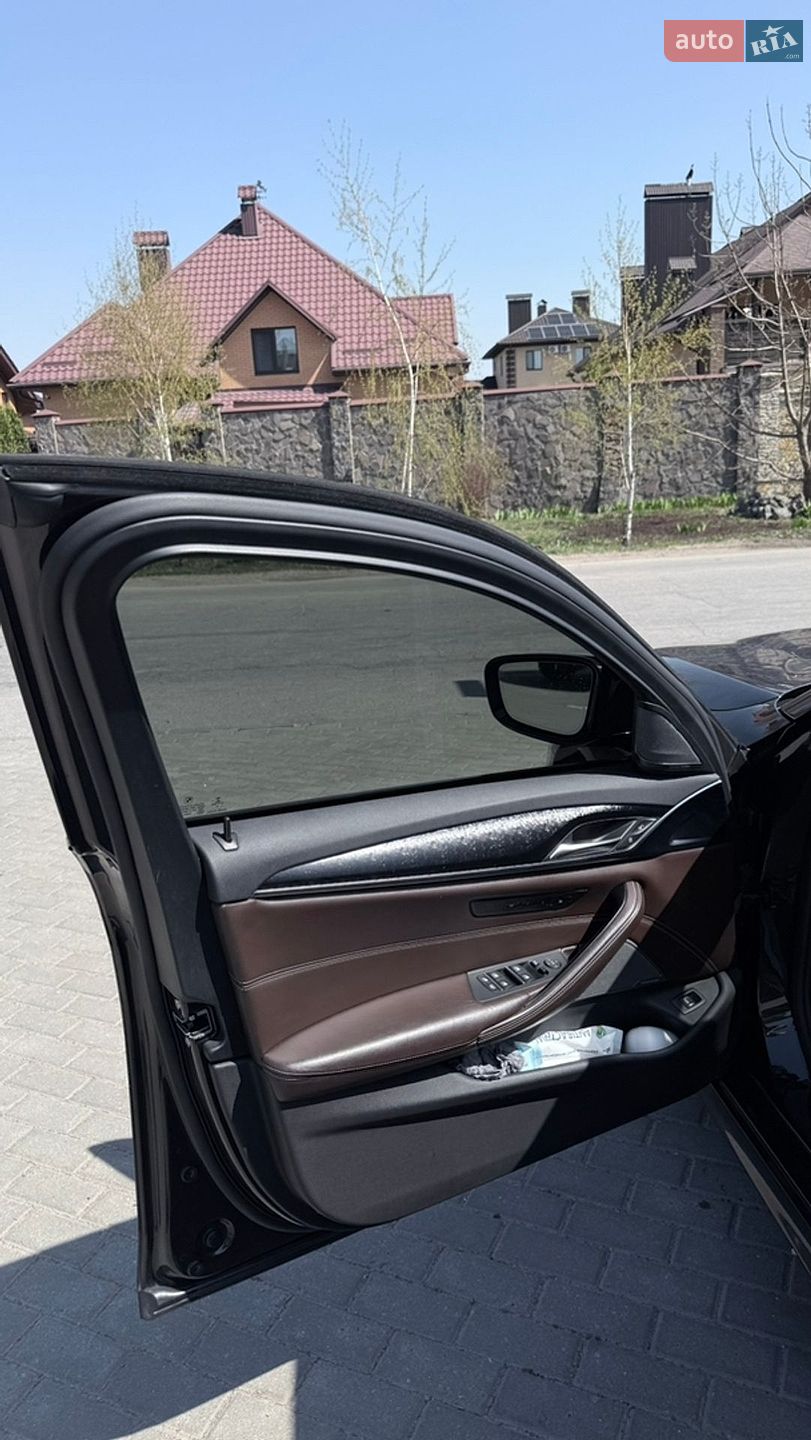 BMW 5 Series 2018 VIN WBAJE5C55KWW06675 фото оголошення 26 з 38