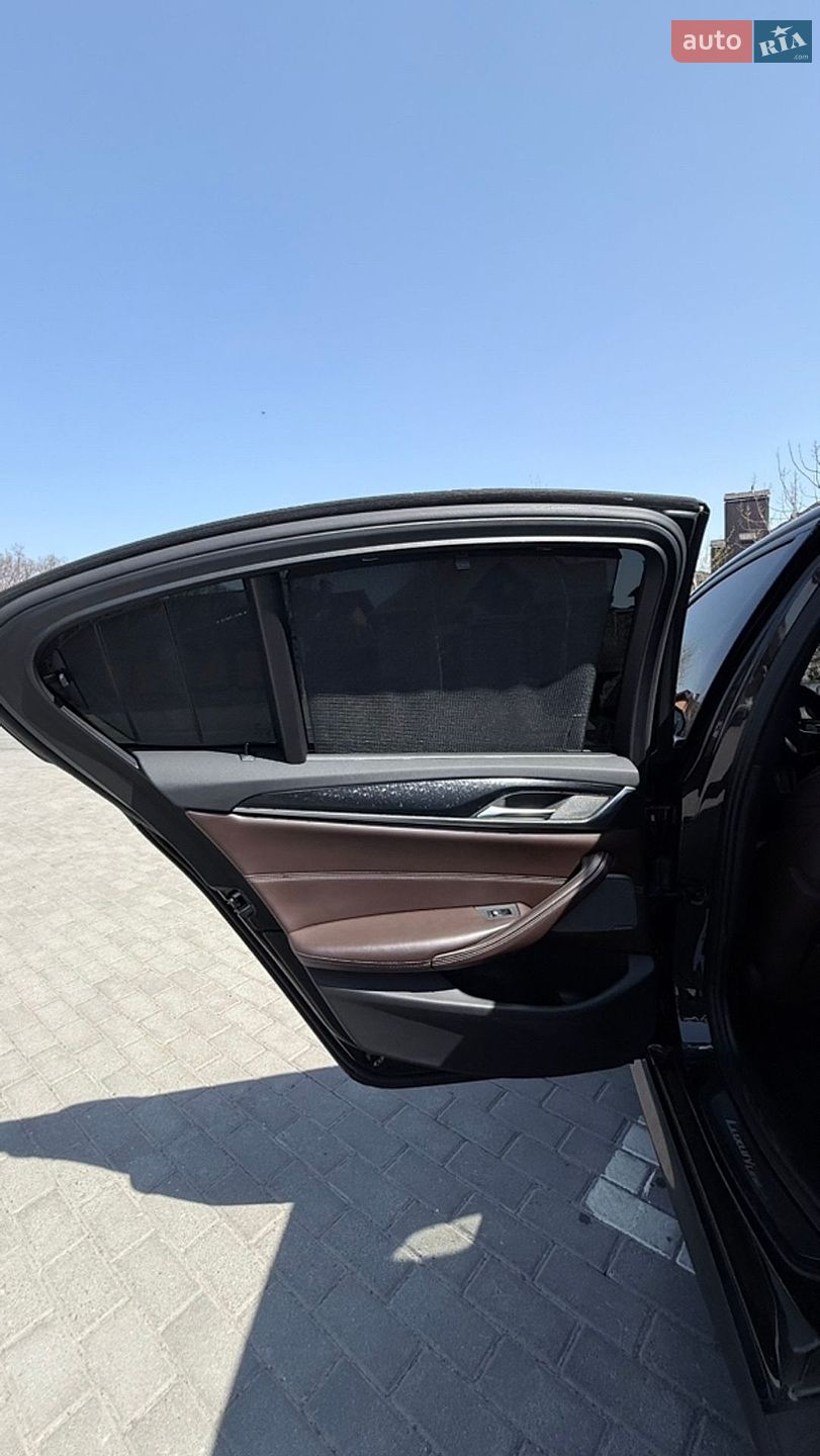 BMW 5 Series 2018 VIN WBAJE5C55KWW06675 фото оголошення 32 з 38