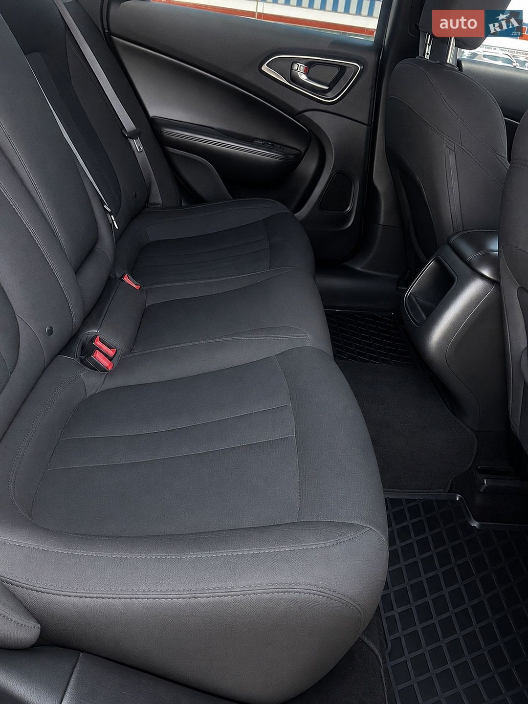Chrysler 200 2015 VIN 1C3CCCAB7FN725648 фото оголошення 27 з 37