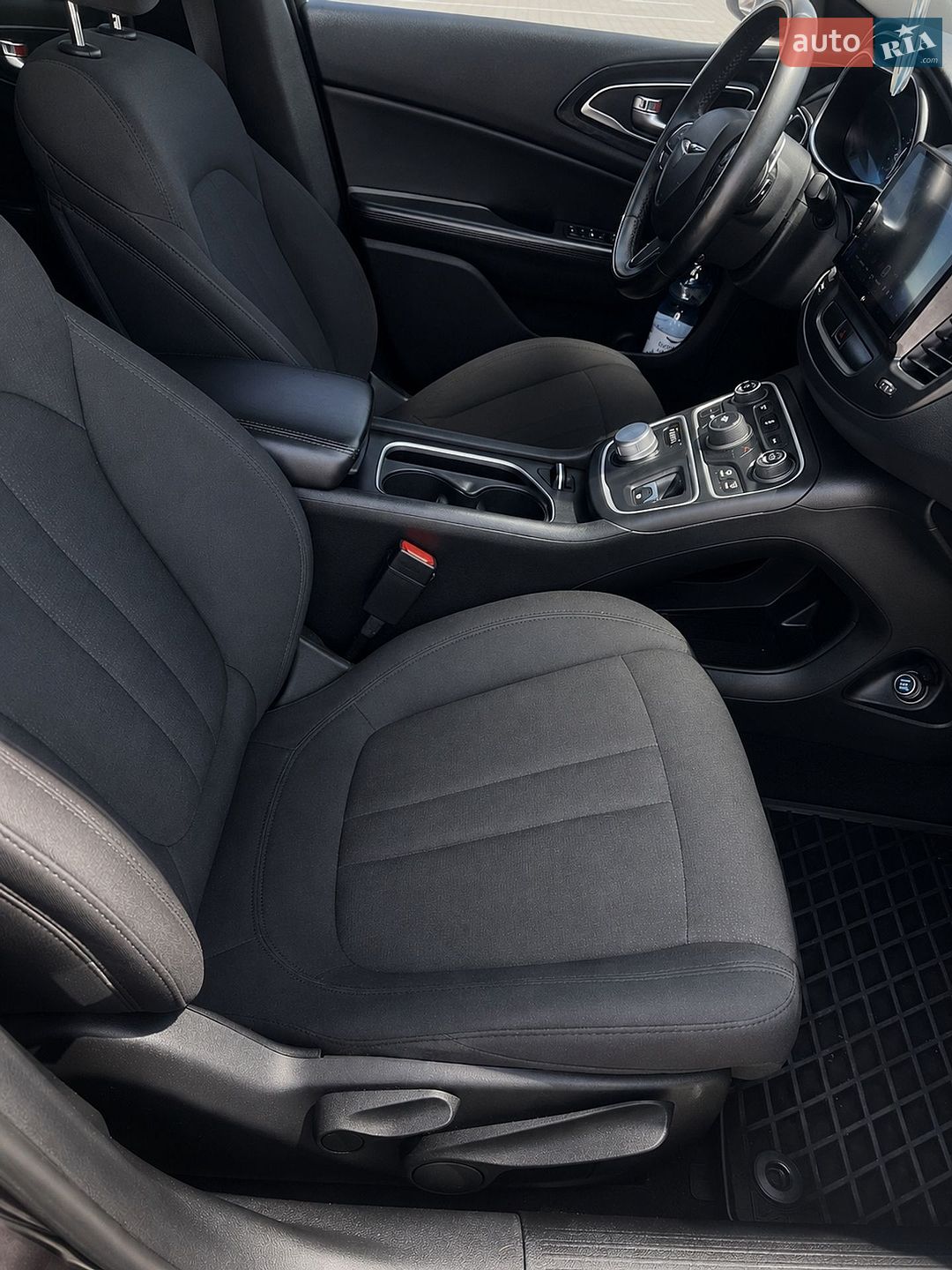 Chrysler 200 2015 VIN 1C3CCCAB7FN725648 фото оголошення 28 з 37