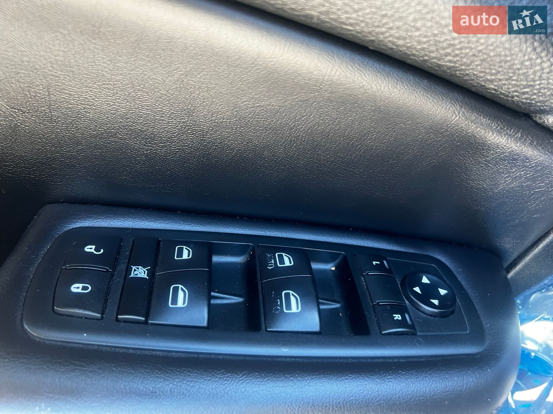 Chrysler 200 2015 VIN 1C3CCCAB7FN725648 фото оголошення 25 з 37