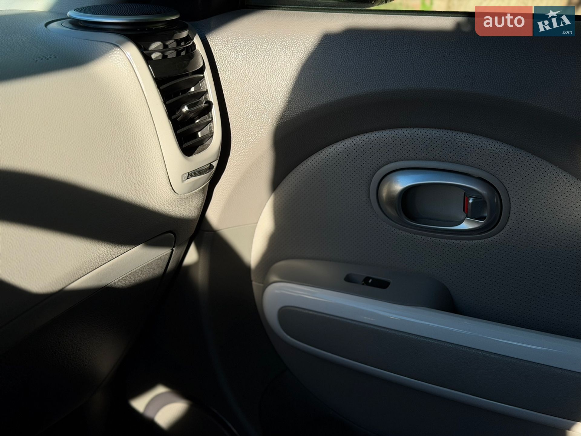 Kia Soul EV 2016 VIN KNAJX81EFG7015627 фото оголошення 17 з 27