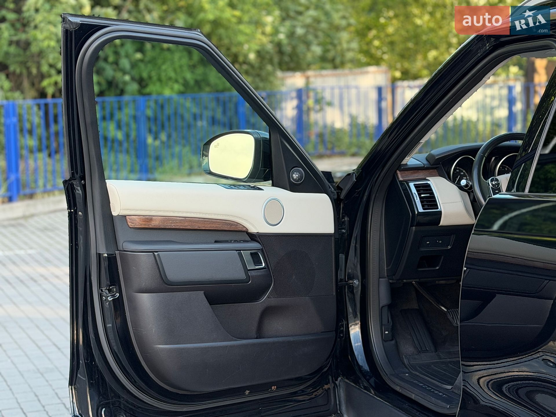 Land Rover Discovery 2017 VIN SALRRBBVXHA024998 фото оголошення 41 з 85